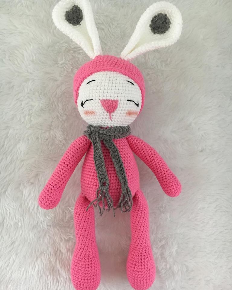 Coelhinha Zoe Amigurumi - Raiane Barros - Bichinhos em Crochê