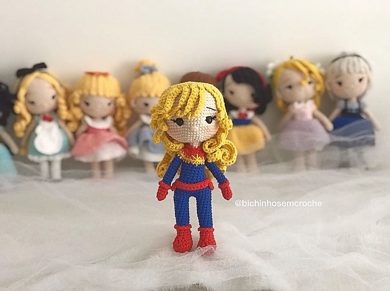 Capitã Marvel Amigurumi Raiane Barros Bichinhos em Crochê