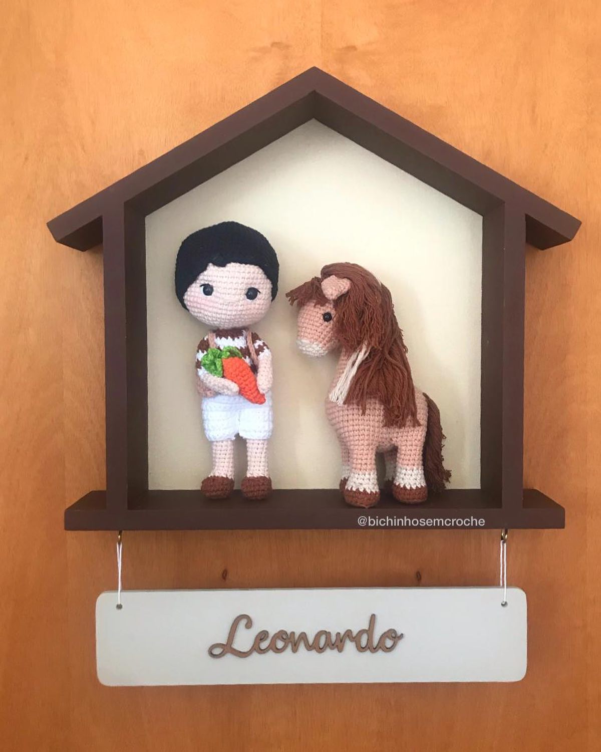 Enfeite Porta Maternidade Menino e Cavalo Amigurumi - Raiane Barros Bichinhos em Crochê