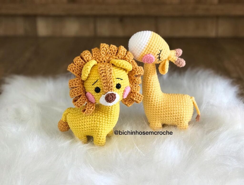 Leão Girafa Safari Amigurumi - Raiane Barros Bichinhos em Crochê