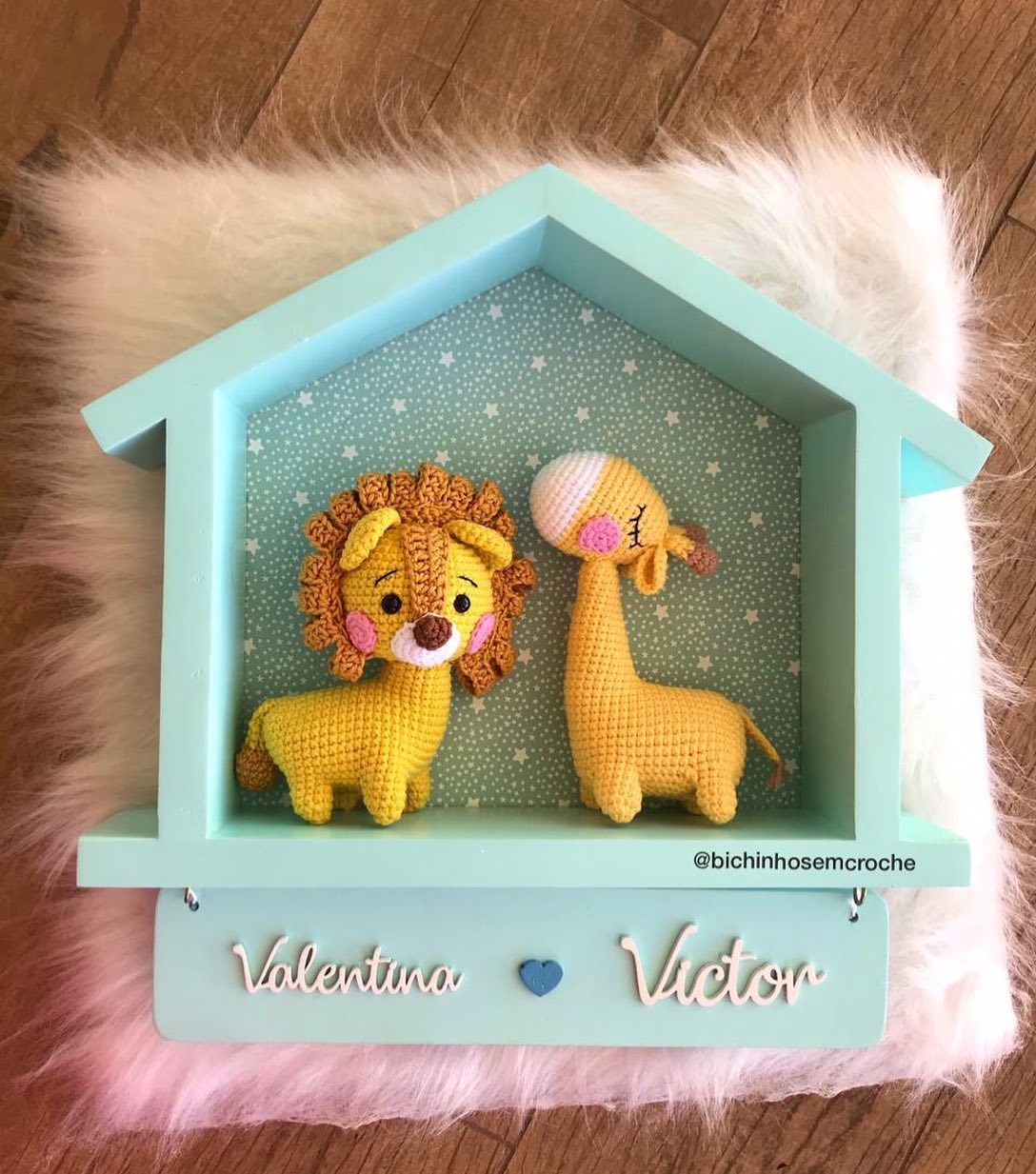 Enfeite Porta Maternidade Leão Girafa Safari Amigurumi - Raiane Barros Bichinhos em Crochê