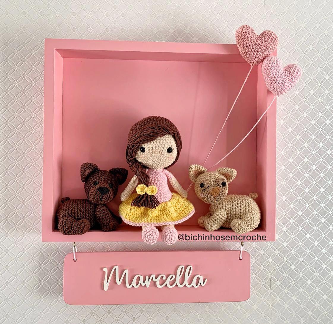 Quadro Maternidade Boneca Amigurumi e Cachorro Amigurumi Raiane Barros