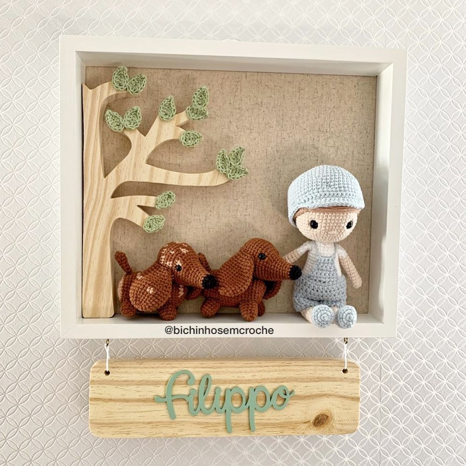 Quadro Maternidade Menino Amigurumi e Cachorro Amigurumi Raiane Barros
