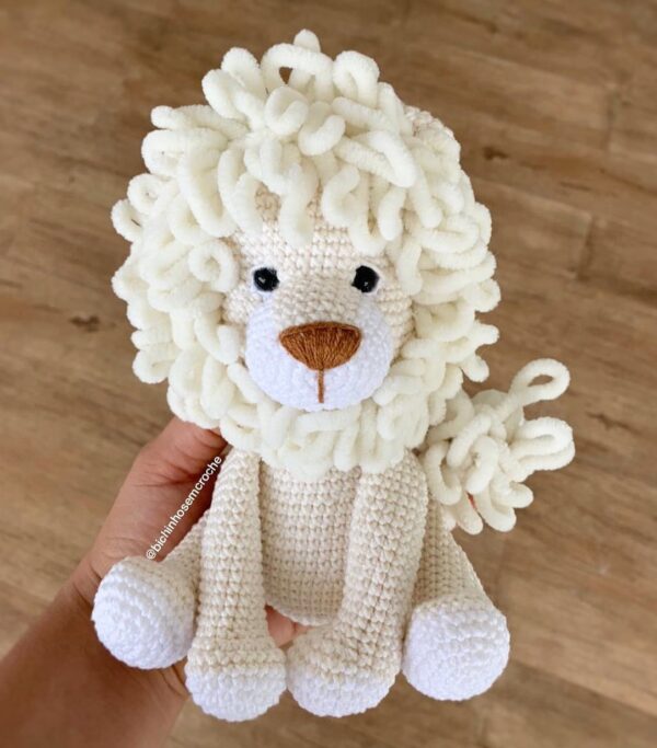 Max Leão Branco Amigurumi Raiane Barros