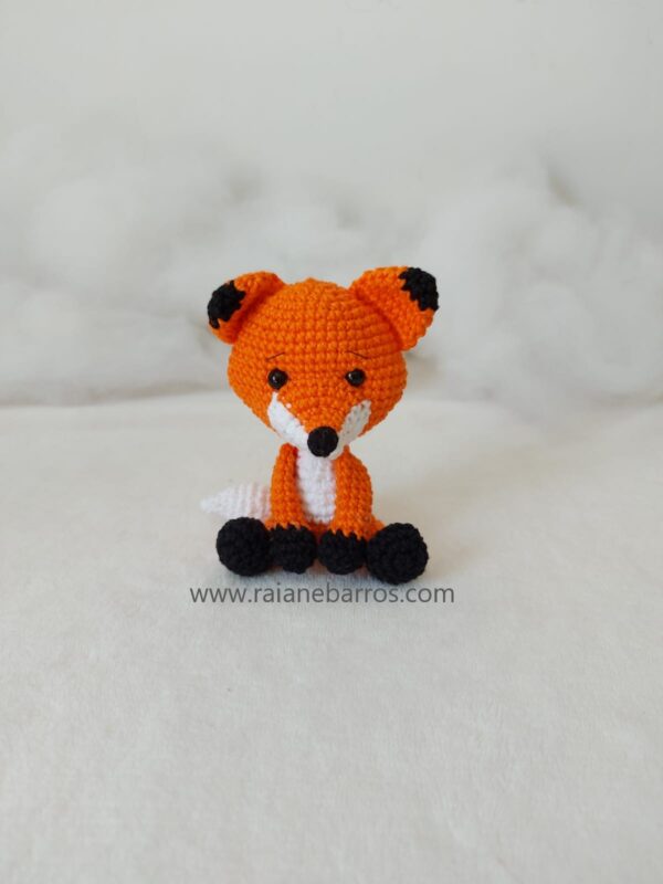 Raposa Amigurumi Baby Sentado frente_Rosi Barros