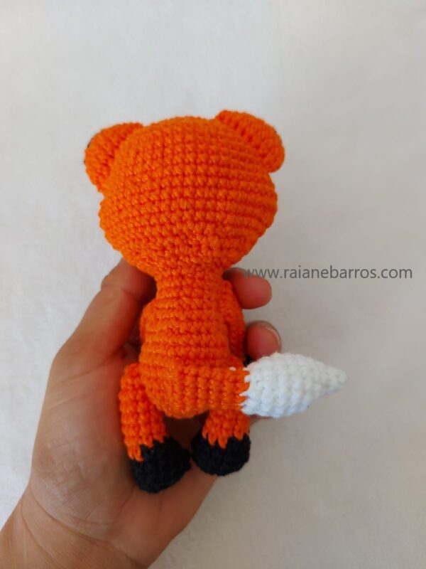 Raposa Amigurumi Baby na Mão back Rosi Barros