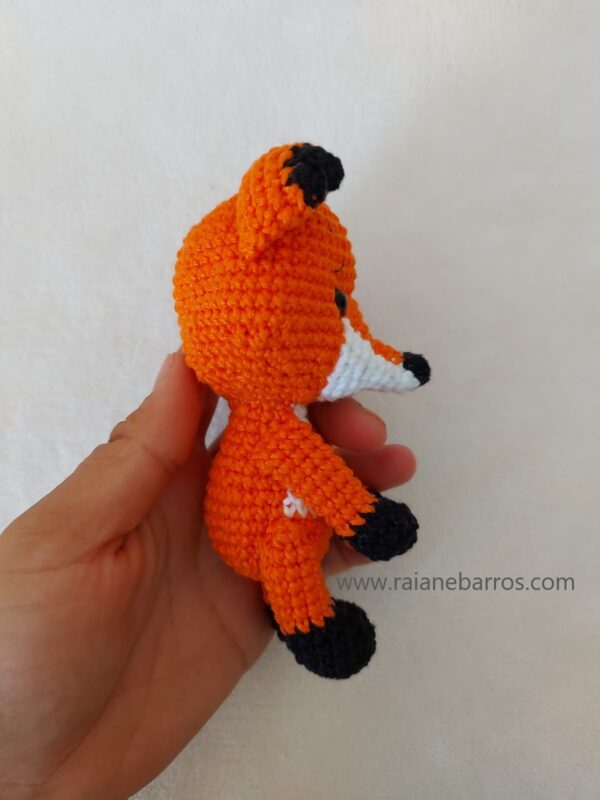 Raposa Amigurumi Baby na Mão de lado Rosi Barros