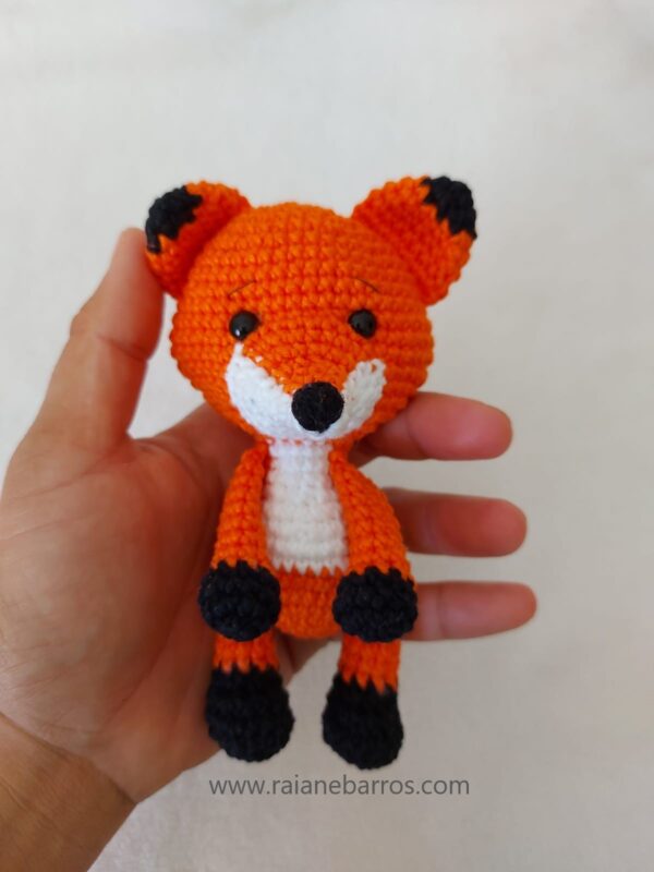 Raposa Amigurumi Baby na Mão frente_Rosi Barros