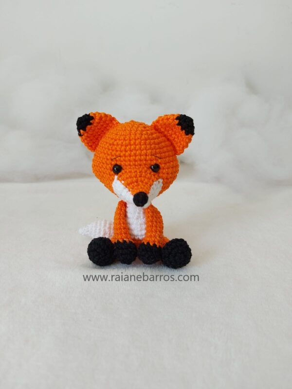 Capa Raposa Amigurumi Baby Sentado frente_Rosi Barros