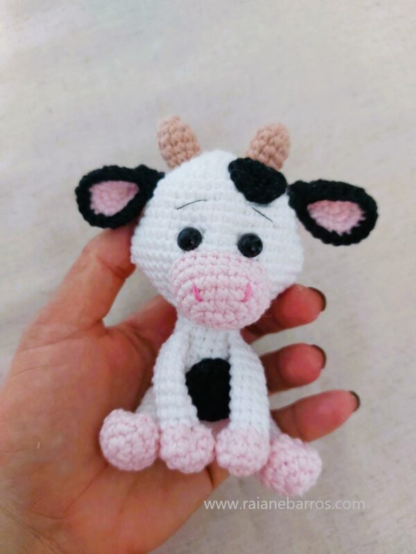 Capa Vaquinha Amigurumi na Mão 2